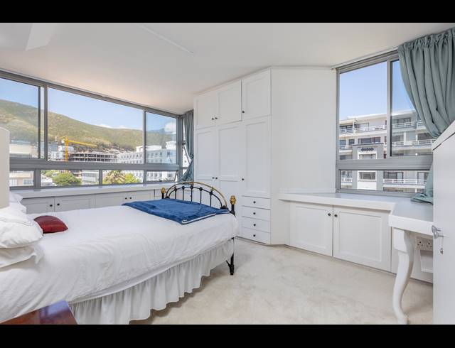 2 BEDROOM APARTMENT TO LET IN SEA POINT